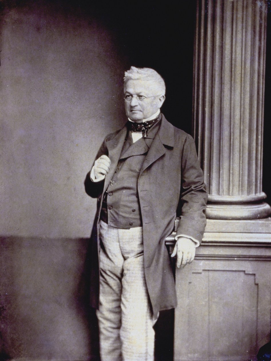 Portræt i helfigur af den franske politiker Adolphe Thiers i elegant tøj fra det 19. århundrede af Unknown photographer