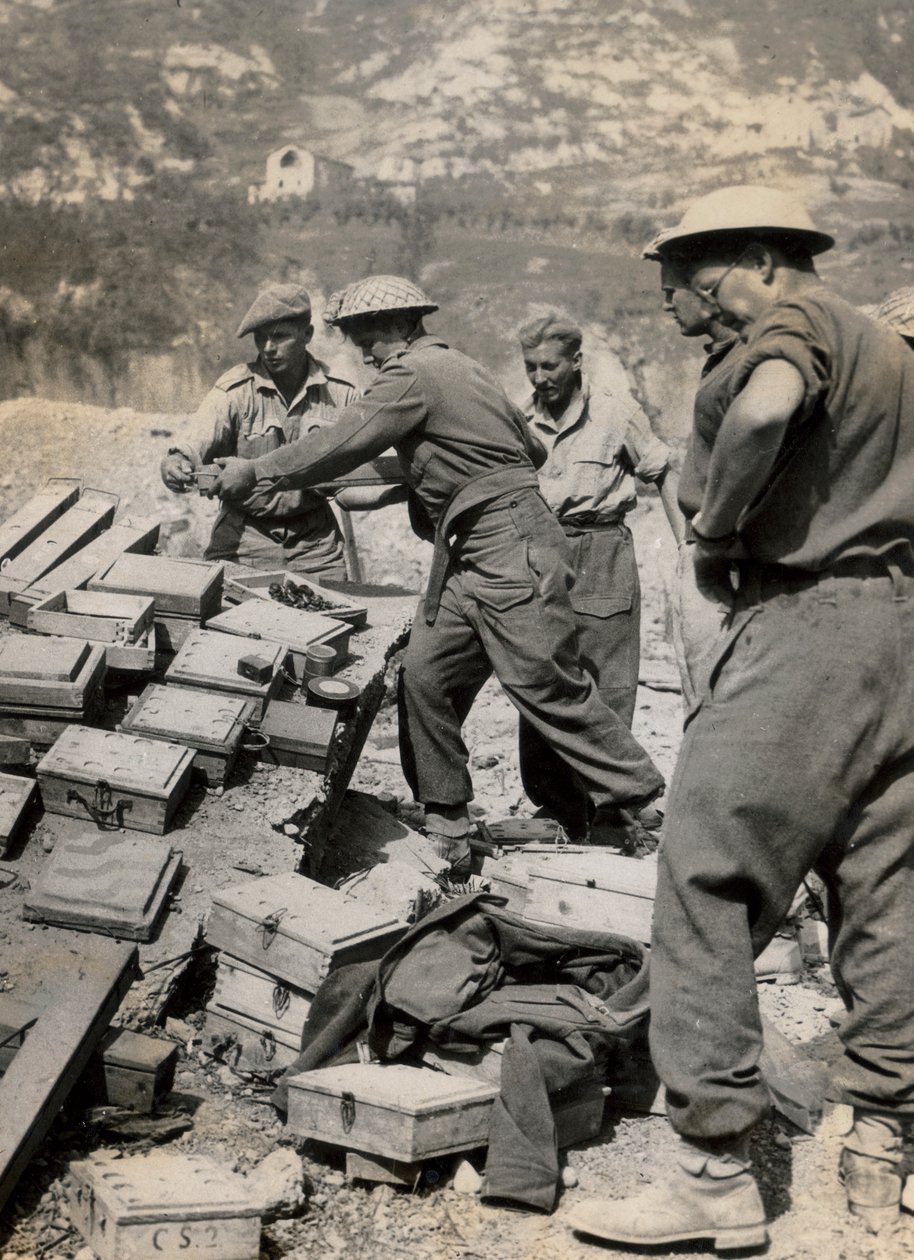 Tyske miner løftet af sappeurer fra den sjette sydafrikanske panserdivision, mens de ryddede motorvejen og det omkringliggende område i Vado under den nye allierede fremrykning. af Unknown photographer