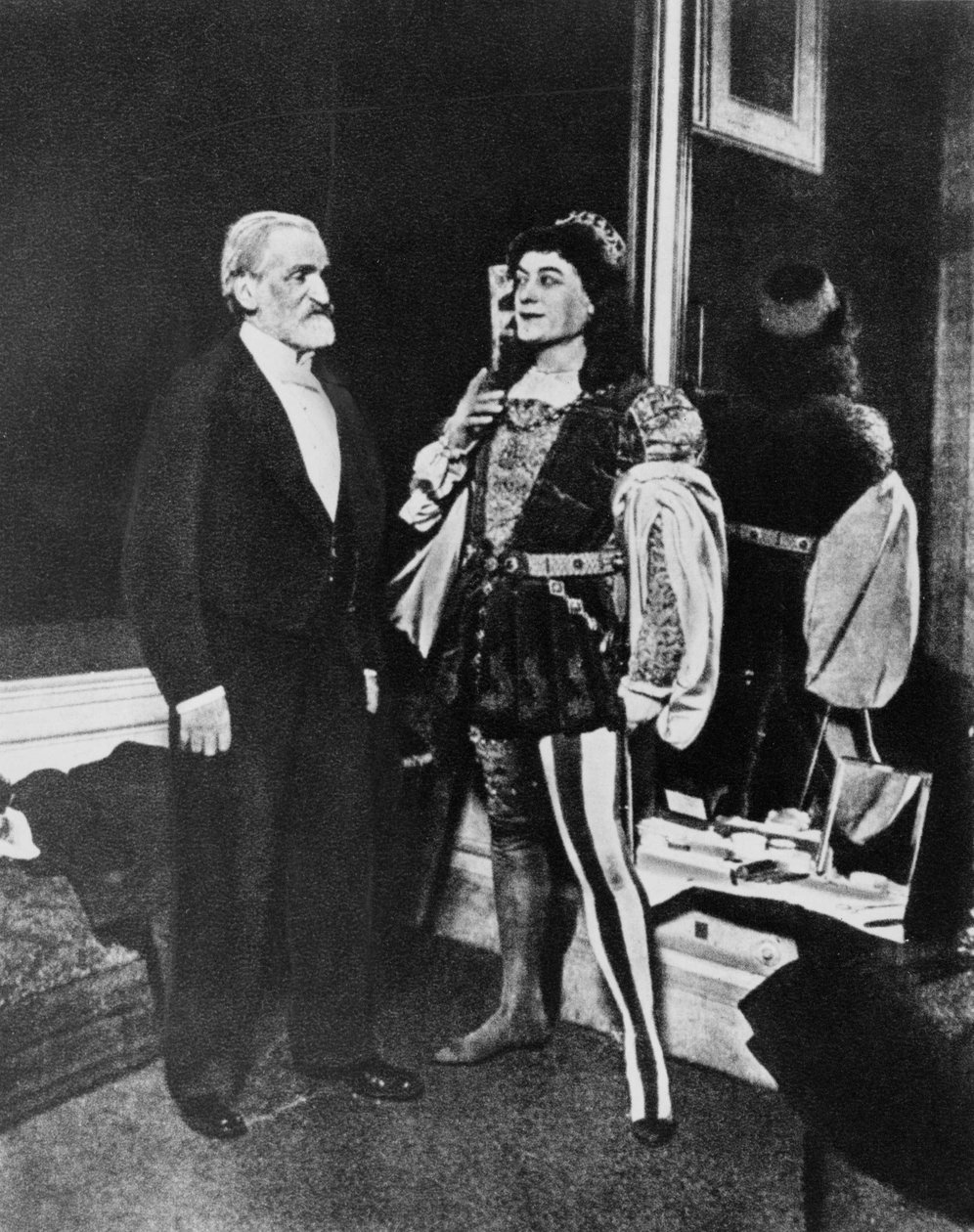 Giuseppe Verdi og Victor Maurel (i Iago) i februar 1887 på Scala i Milano efter premieren på Otello. af Unknown photographer