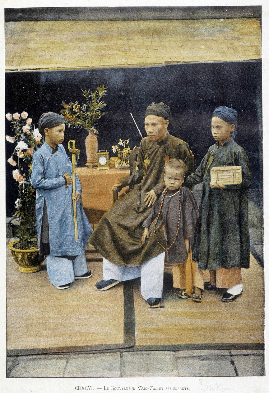 Guvernør Dao Tan og hans børn, v. 1895, "Around the World", slutningen af det 19. århundrede. af Unknown photographer
