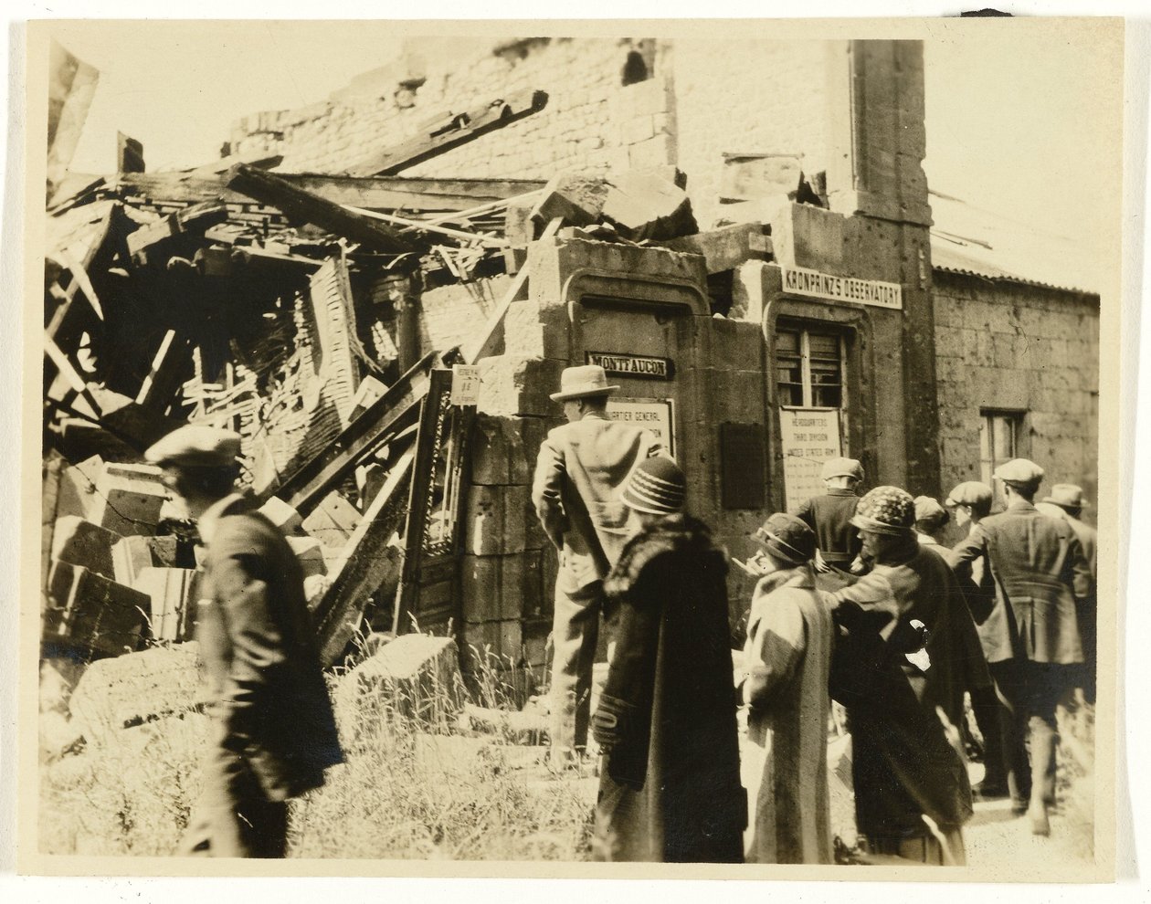 Gruppe af amerikanske turister ved ruinerne af Kronprinz-observatoriet i eller nær Montfaucon, Frankrig af Unknown photographer