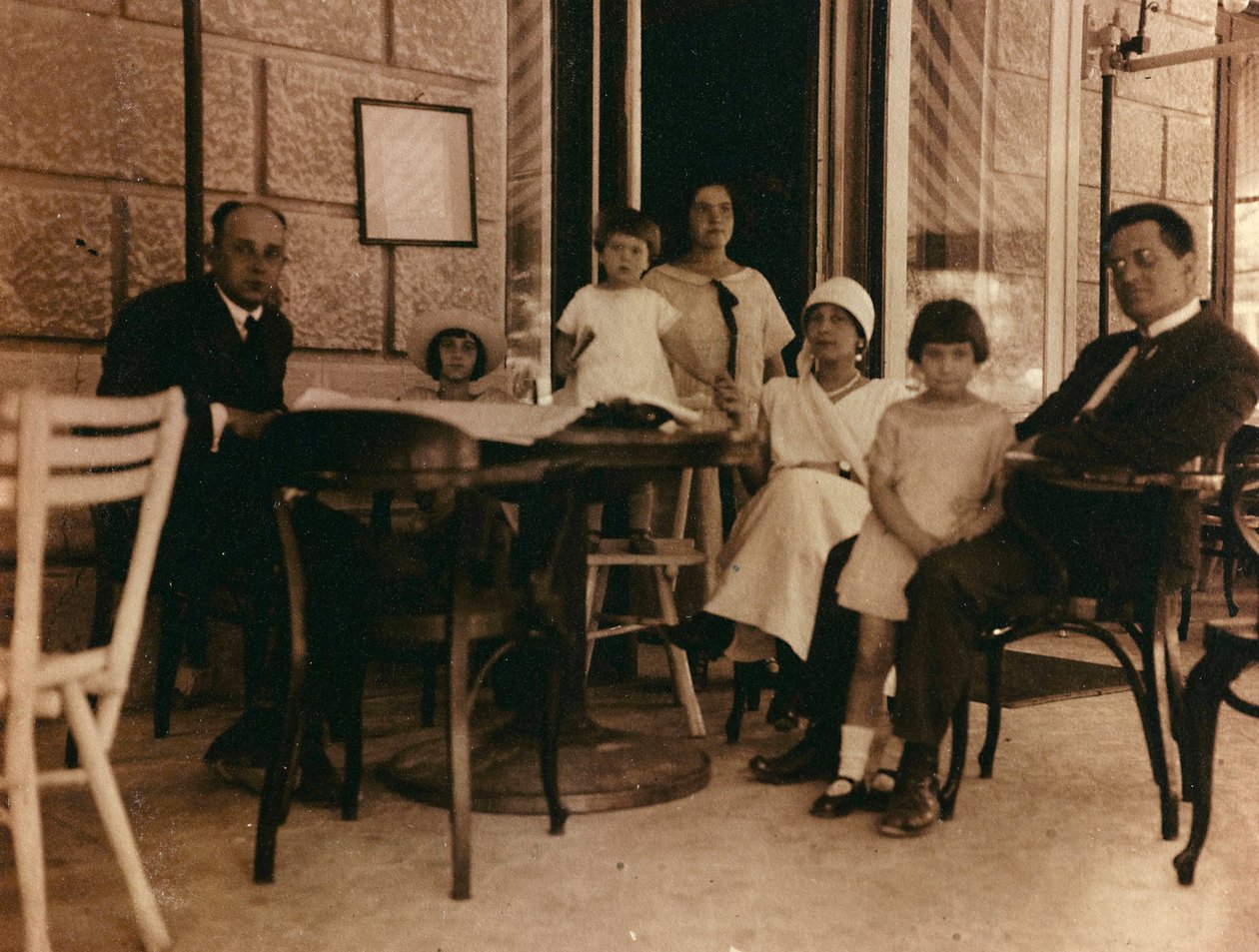 Gruppe af mennesker fotograferet på en café i Pula af Unknown photographer
