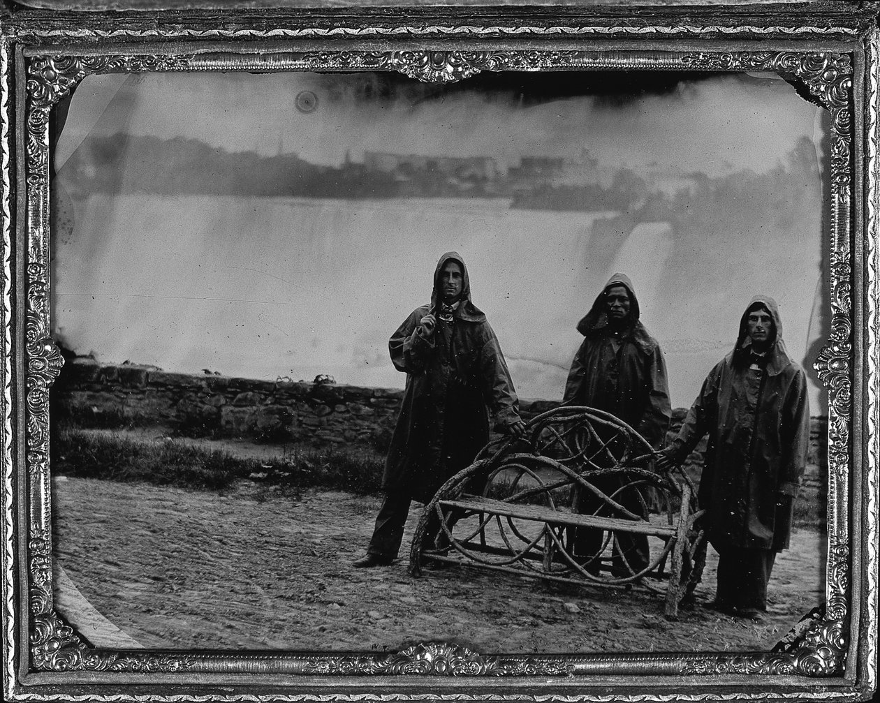 Gruppeportræt ved Niagara Falls, ca. 1855 (helplade ambrotye) af Unknown photographer