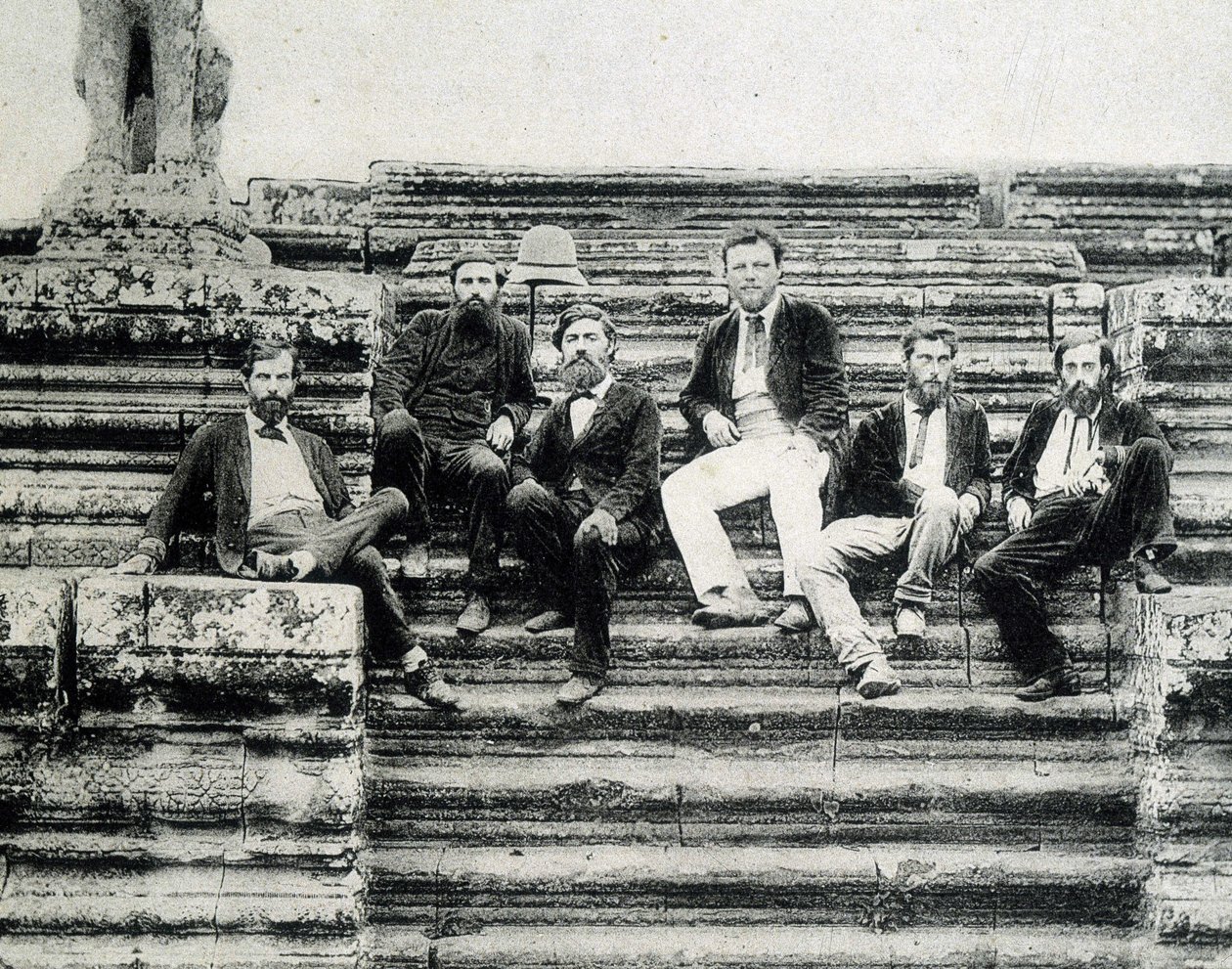 Gruppeportræt af medlemmer af Mekong Exploration Expedition 1866-1868 (Garnier, Doudart de Lagrée) på trappen til Angkor Vat. af Unknown photographer