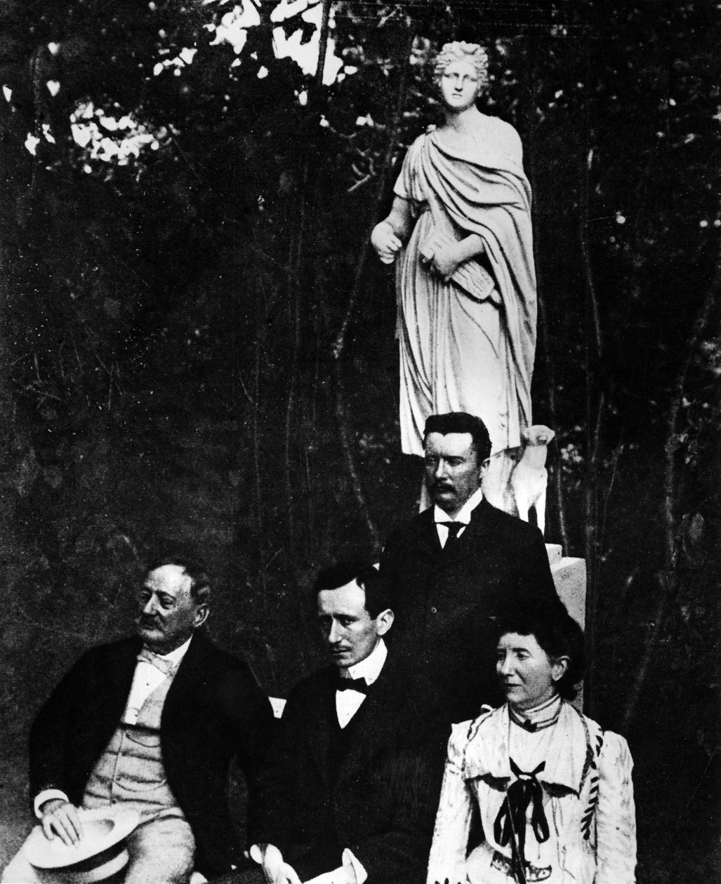 Guglielmo Marconi (1874-1937), italiensk fysiker og opfinder med sine forældre og bror Alfonso i Pontecchio i 1897. af Unknown photographer