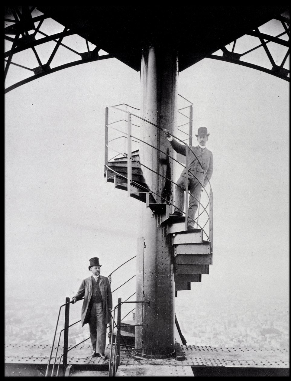 Gustave Eiffel og hans svigersøn Adolphe Salles på trappen til Eiffeltårnet, Paris af Unknown photographer