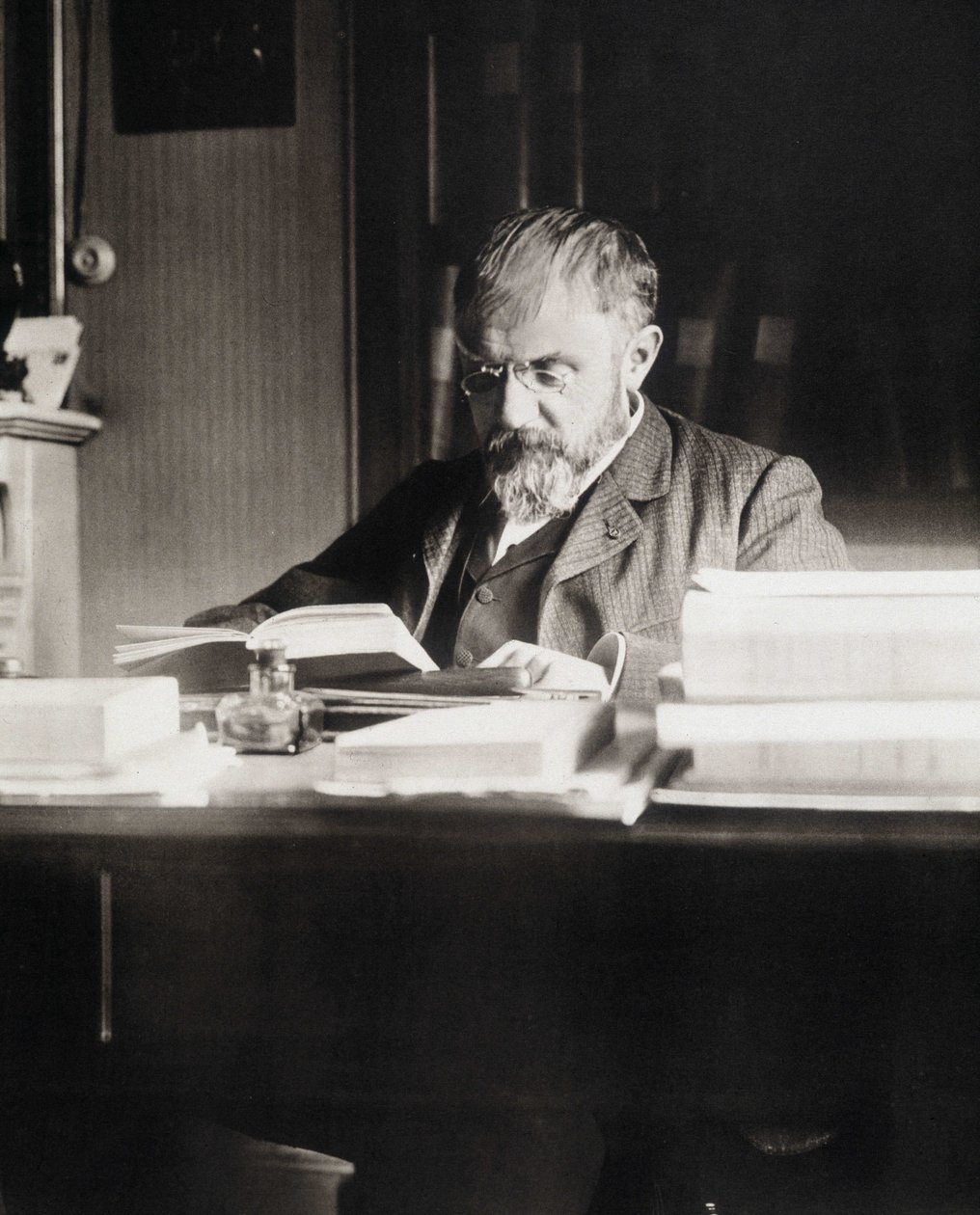 Henri Poincaré ved sit arbejdsbord - Bibl. fra Ecole Polytechnique af Unknown photographer