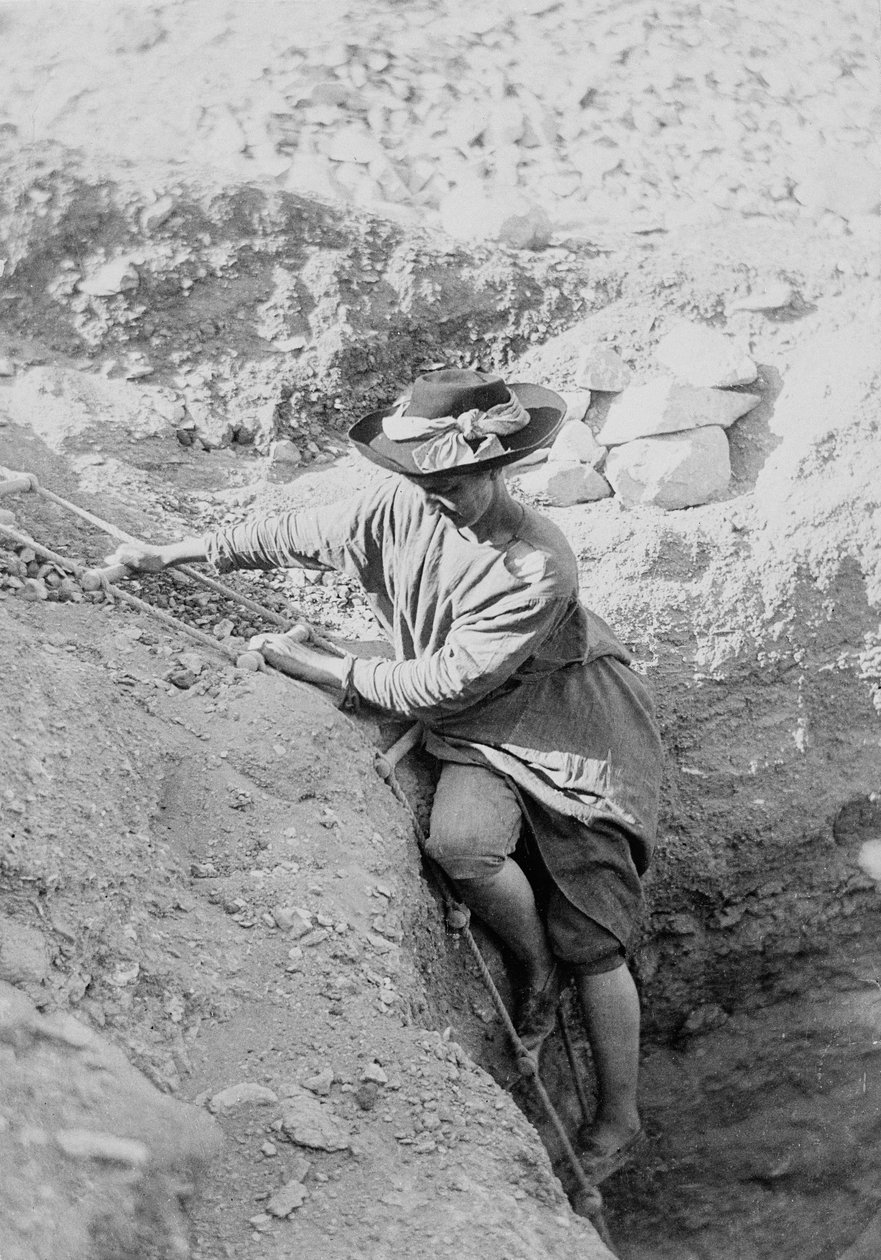 Hilda Petrie (født Urlin) stiger ned ad en rebstige ind i en gravskakt, muligvis ved Denderah af Unknown photographer
