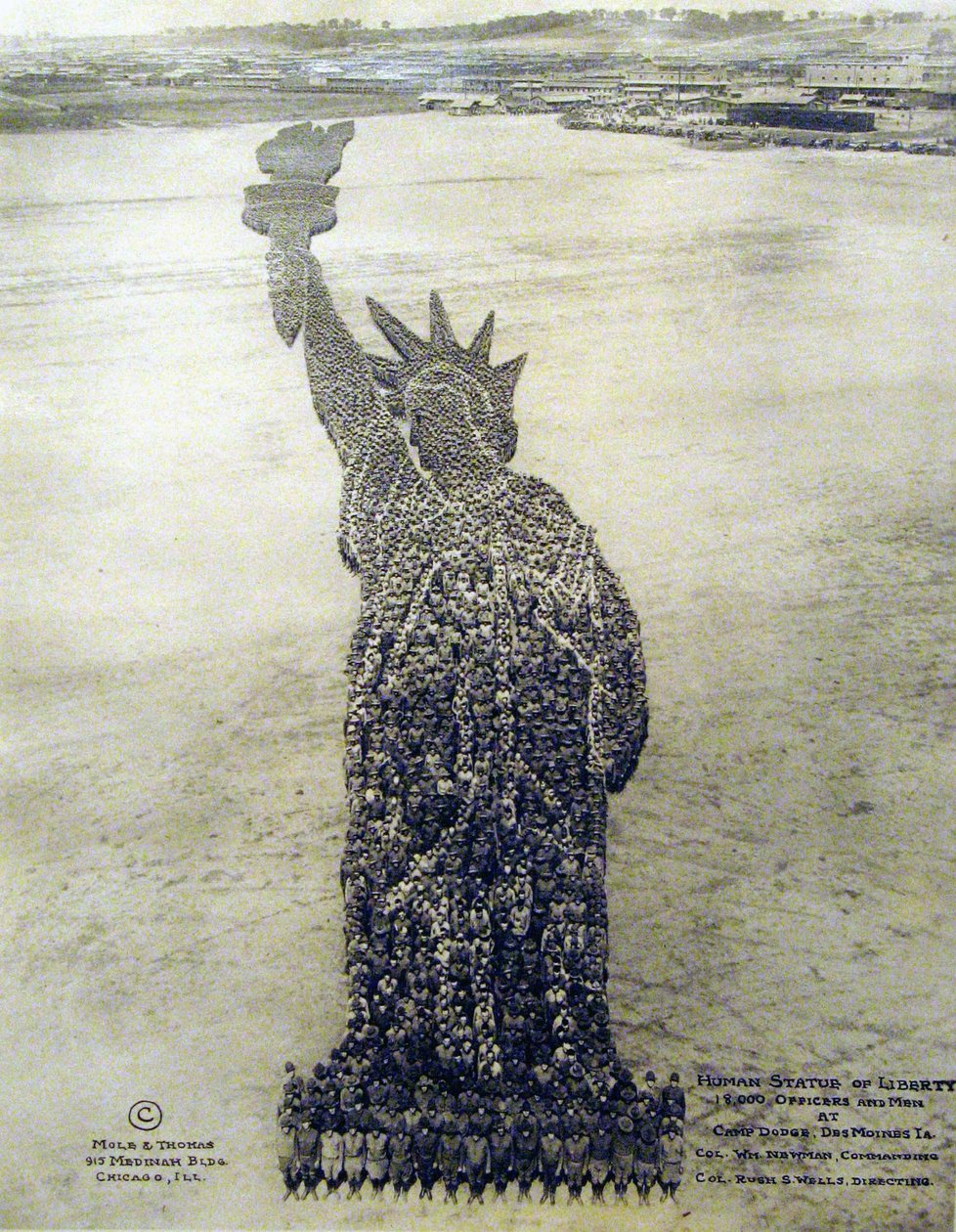 Menneskelig Frihedsgudinde dannet af amerikanske soldater af Unknown photographer