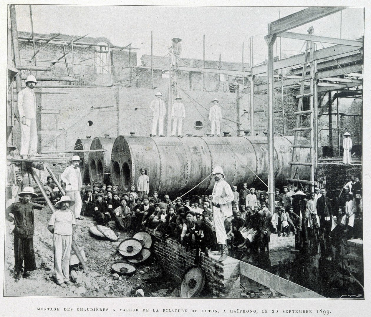 Installation af dampkedler af Haiphong-bomuld, der spindes den 25/9/1899 - i "" Le Tonkin en 1900" af Robert Dubois. af Unknown photographer