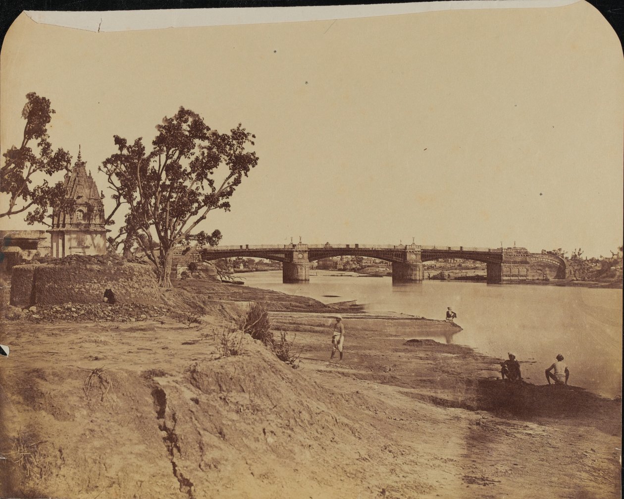 Jernbro med stenmoler, med civile i forgrunden, Gumti River, Lucknow af Unknown photographer