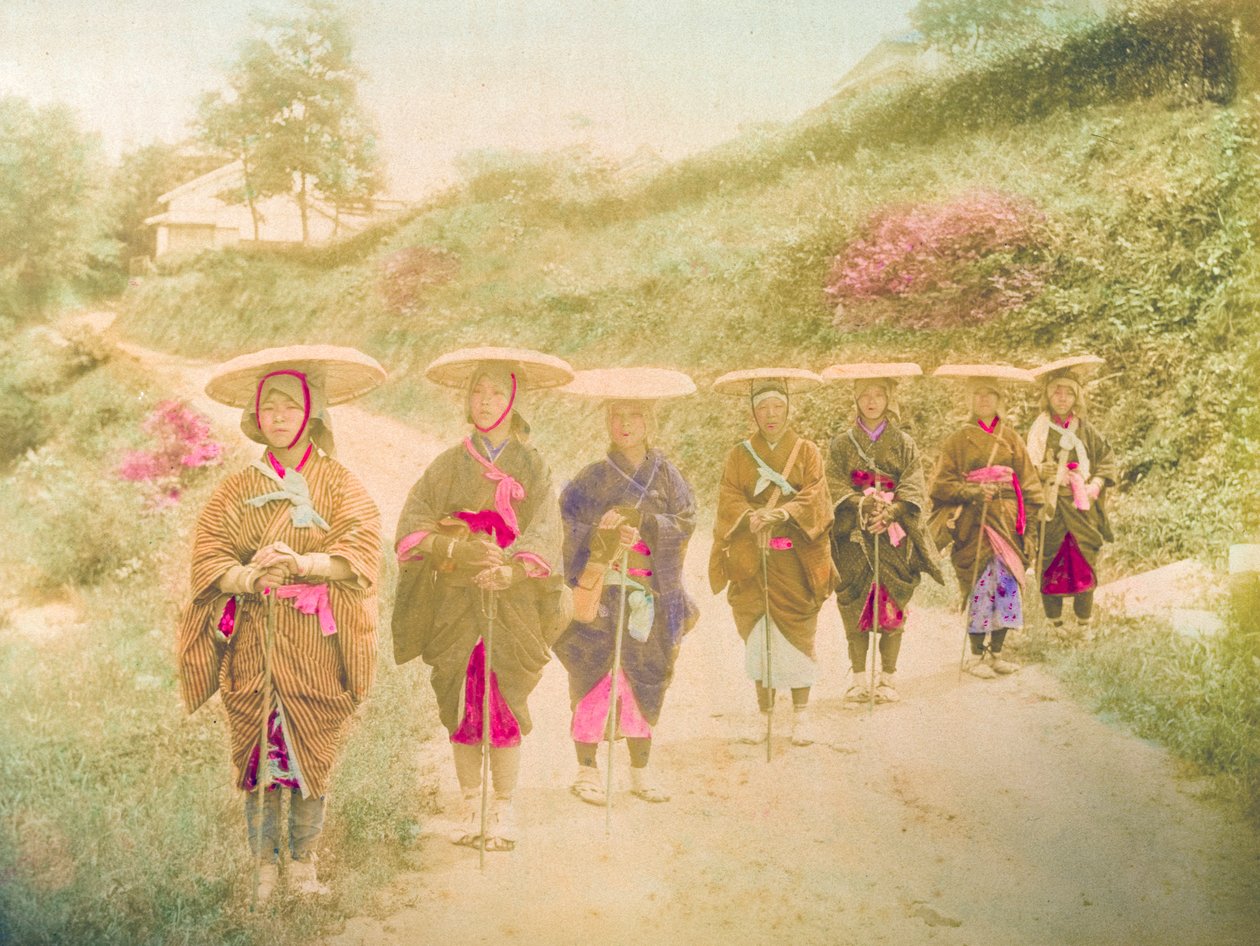 Japanske kvinder. Syv japanske kvinder står i kø på en landevej. Japan, omkring 1910. af Unknown photographer