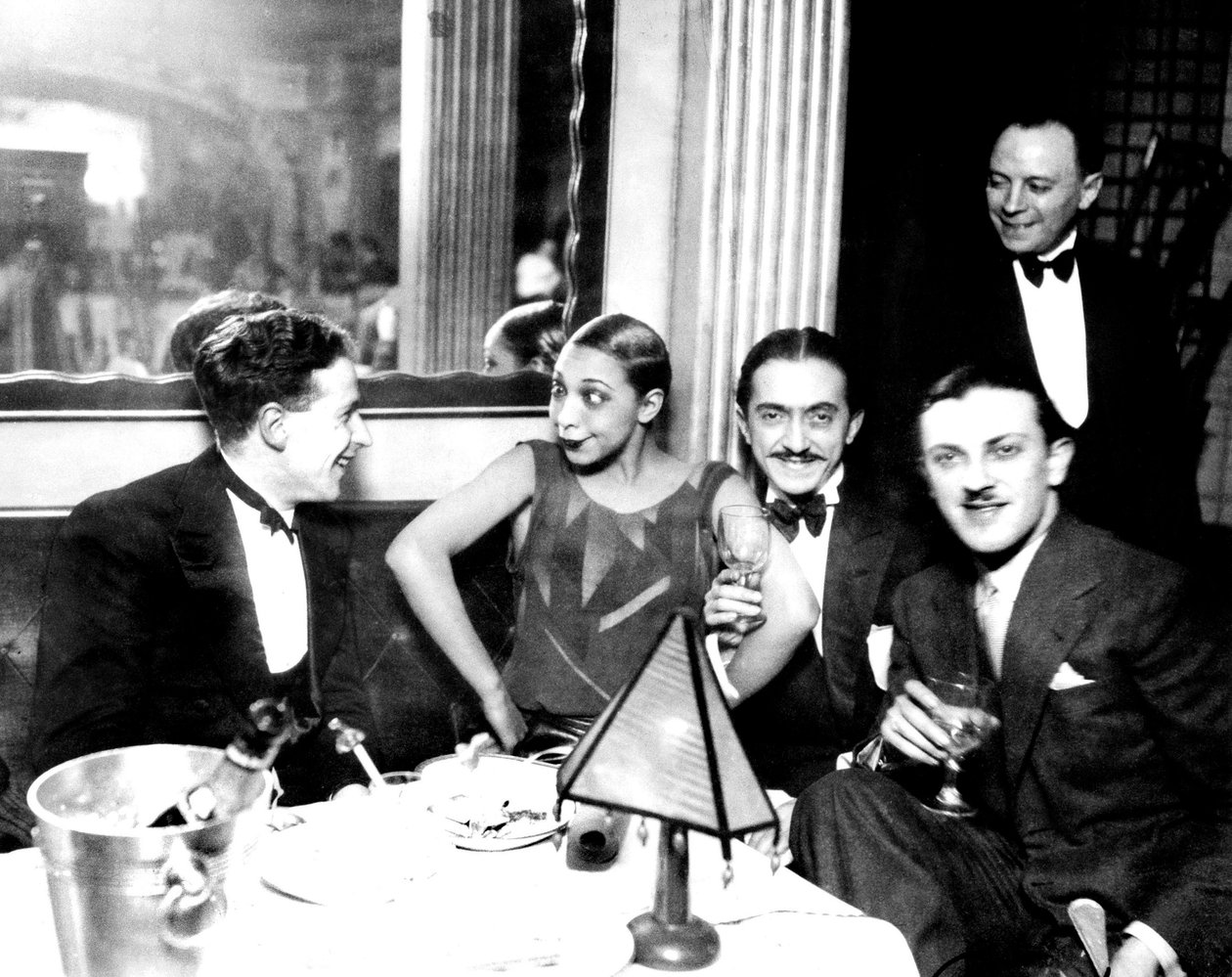Josephine Baker med Georges Simenon og hendes forlovede Guiseppe Abatino, Restaurant Chez Josephine, ca. 1928 (s/h-foto) af Unknown photographer