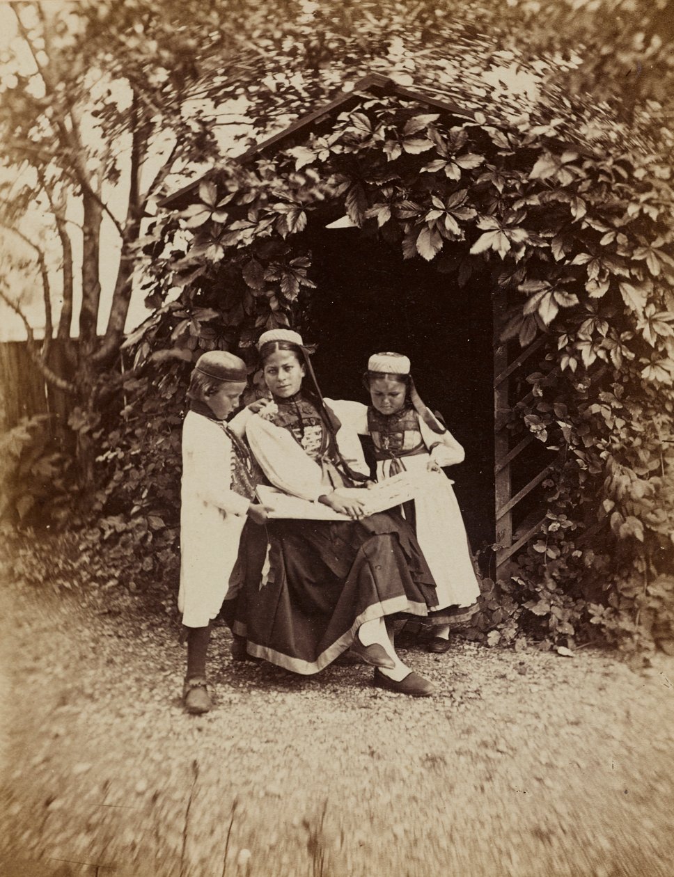 "La Foret Noire - etudes , impressions  voyages sur les bords du Rhin": Portræt af en kvinde med to børn i traditionel dragt fra Schwarzwald. af Unknown photographer