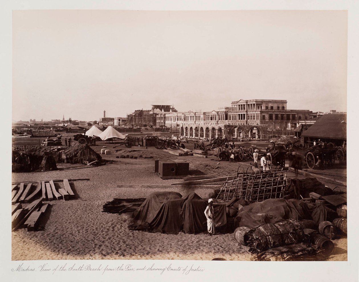Madras Udsigt over South Beach fra molen og viser Courts of Justice, ca. 1885 (sepia foto) af Unknown photographer