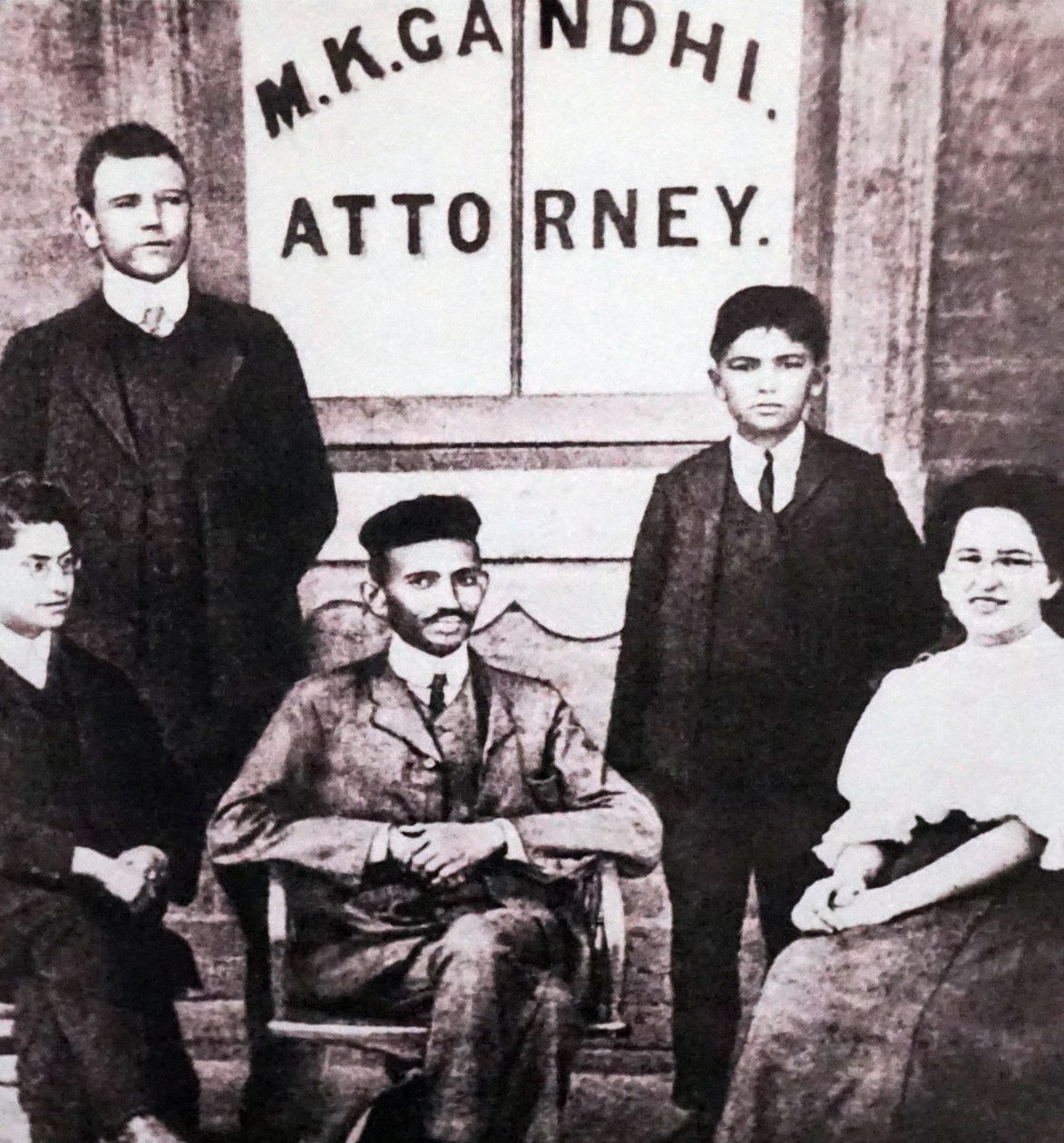 Mahatma Gandhi sidder med fire medarbejdere foran sit advokatkontor i Johannesburg, Sydafrika, Sydafrika. af Unknown photographer