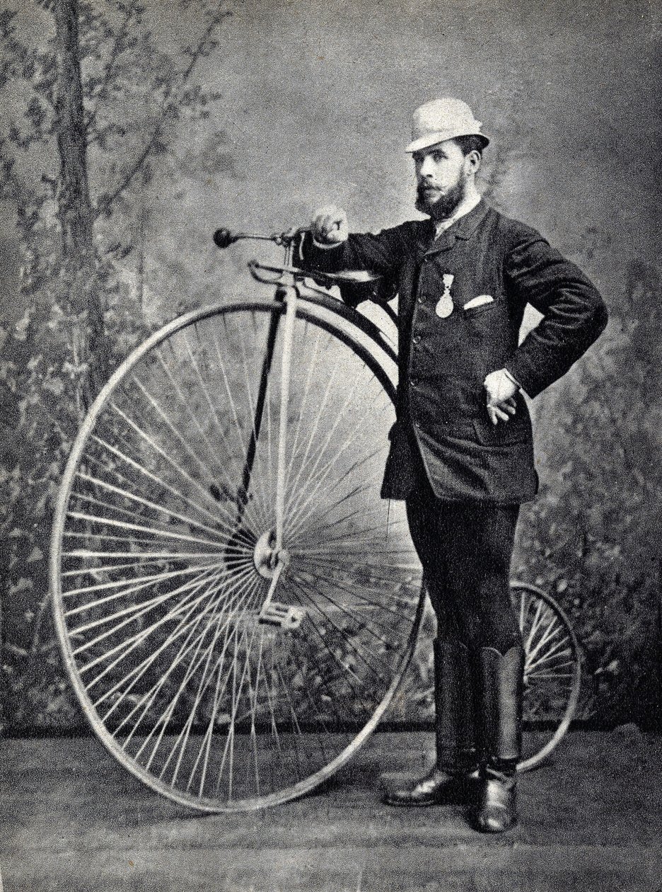 Mand poserer med den store bi (grand bi), velocipedens forfader. Fotografi, slutningen af det 19. århundrede, Paris. Saml. Selva. af Unknown photographer