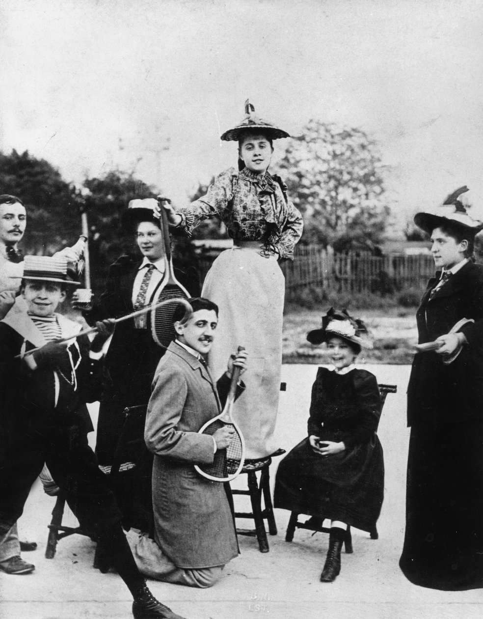 Marcel Proust (1871-1922) knælende med en tennisketsjer foran Jeanne Ponquet stående på en stol i Neuilly (Frankrig) 1892 af Unknown photographer
