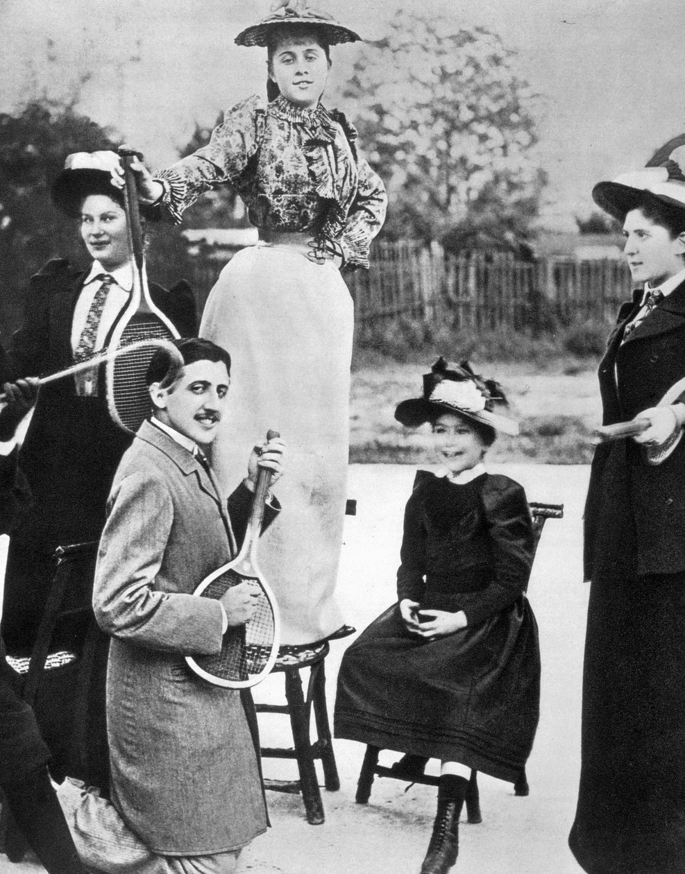 Marcel Proust, midt i en gruppe unge kvinder, der spiller guitar på en tennisketsjer på Bineau Boulevard i Paris af Unknown photographer