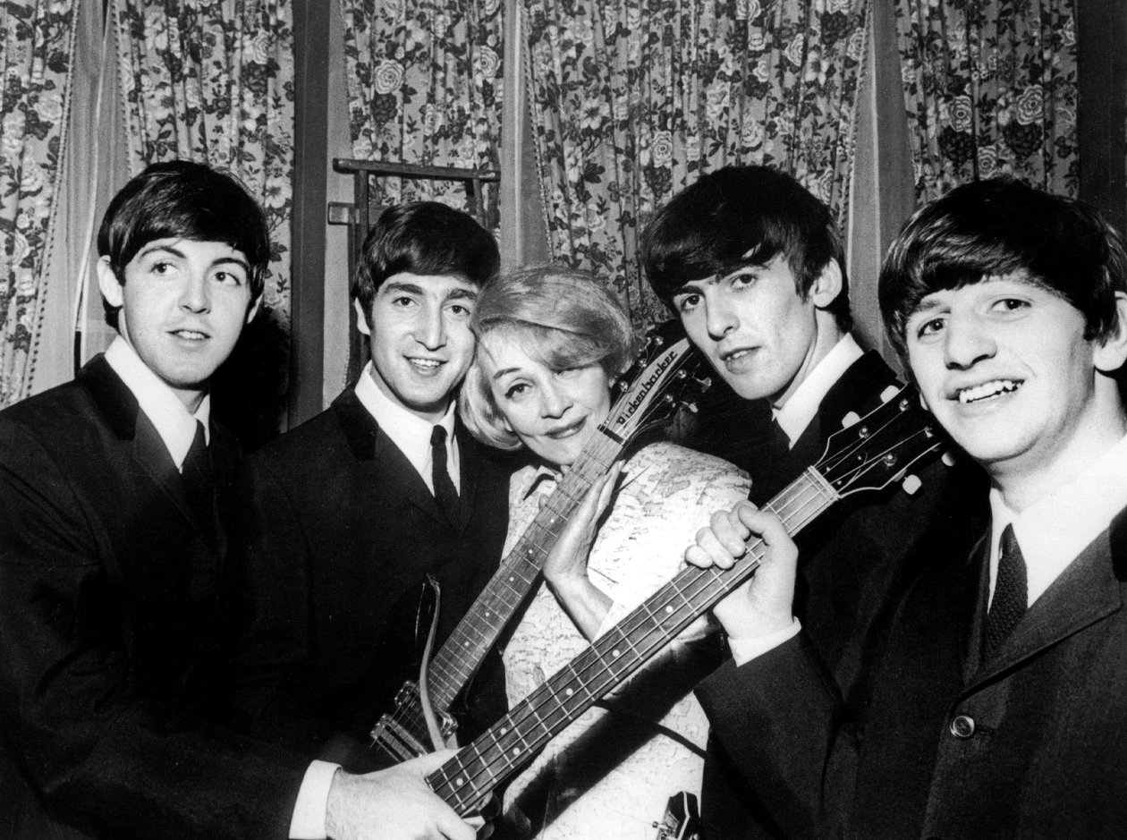 Marlene Dietrich med bandet Beatles Paul McCartney John Lennon George Harrison og Ringo Starr November 1963 af Unknown photographer