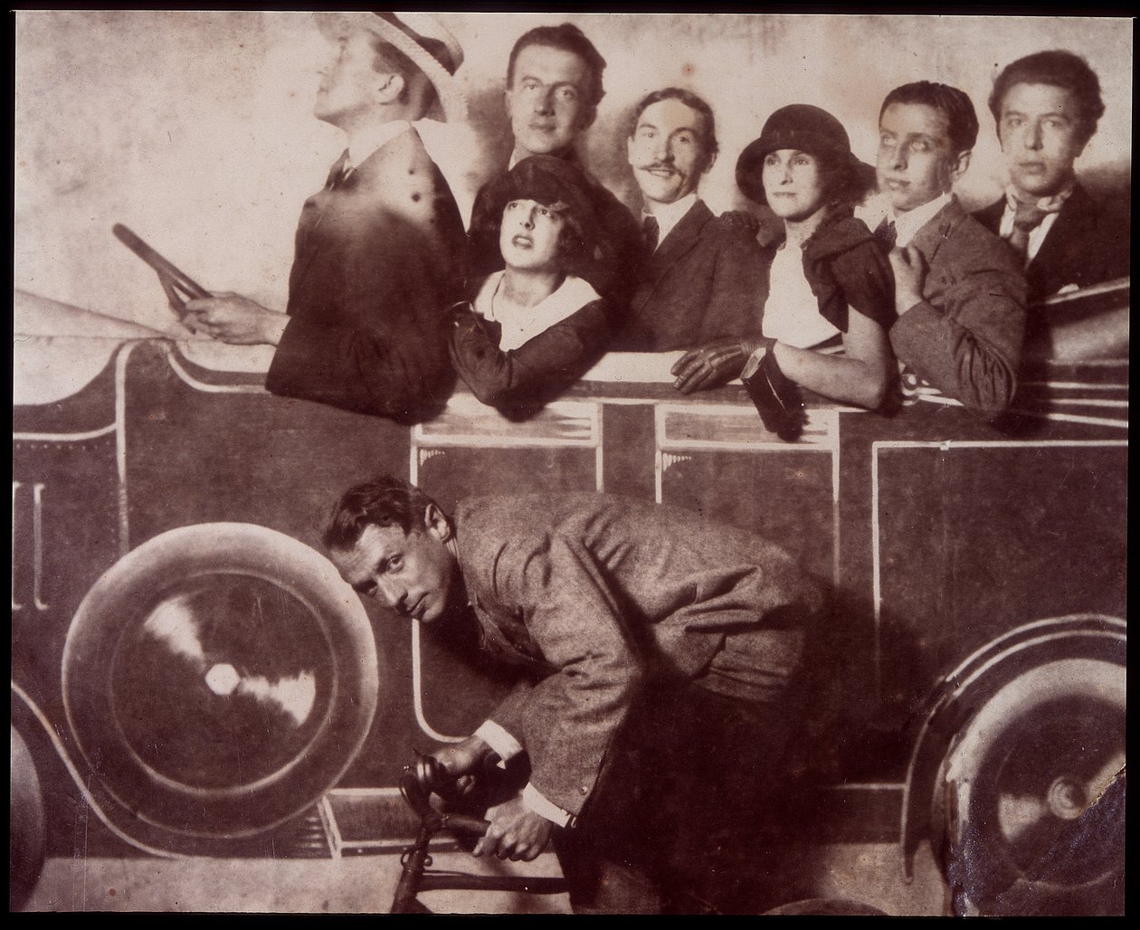 Max Morise, Simone Breton, Paul Eluard, Joseph Delteil, Gala Desnos, Andre Breton og Max Ernst (på cyklen) på Foire de Montmartre. af Unknown photographer