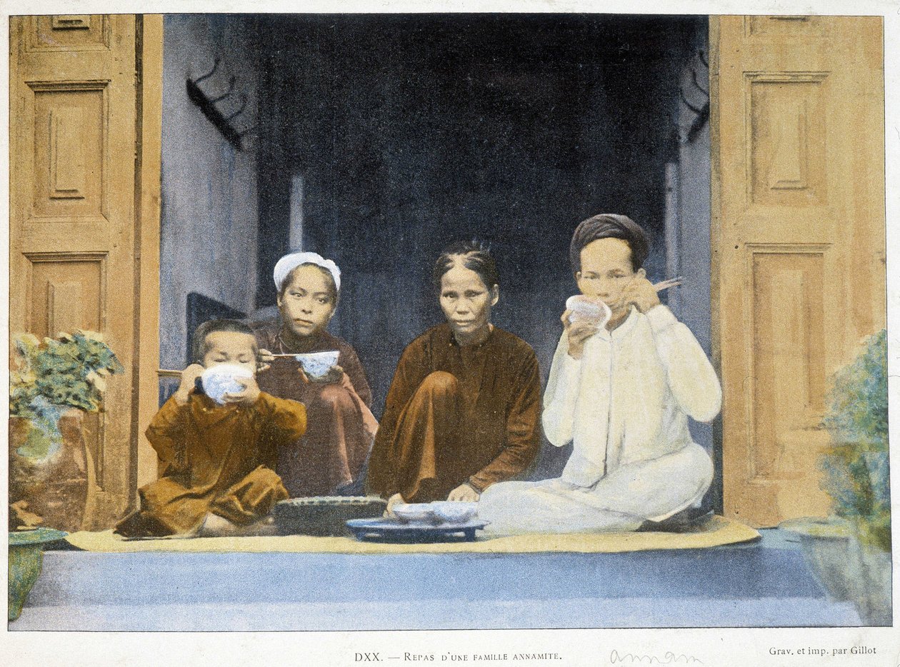 Måltid af en Annamit-familie, v. 1895, "" Jorden rundt", slutningen af det 19. århundrede. af Unknown photographer