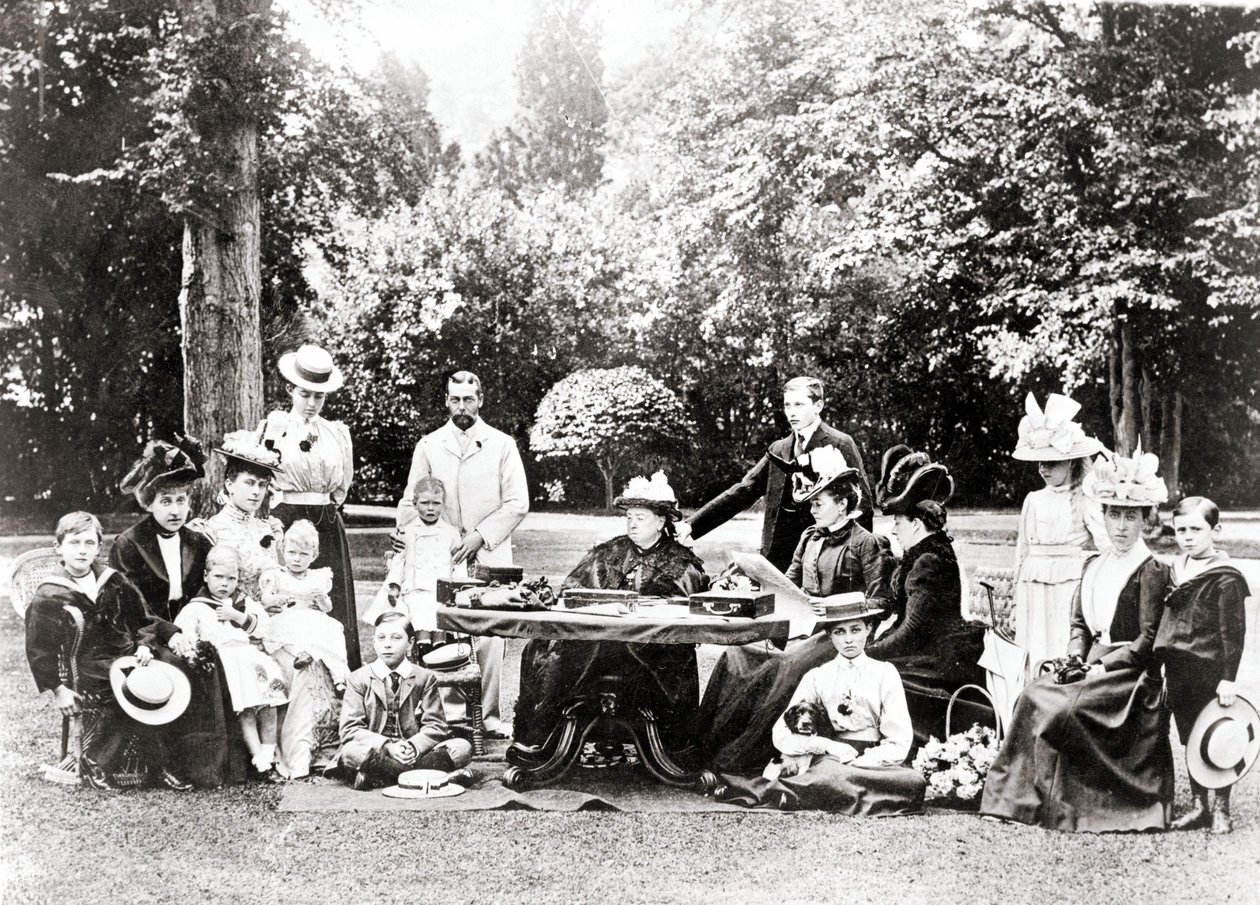 Medlemmer af den britiske kongefamilie inklusive kong George V, kong Edward VIII omkring dronning Victoria til en havefest. Fotografering mellem 1895 og 1901. af Unknown photographer