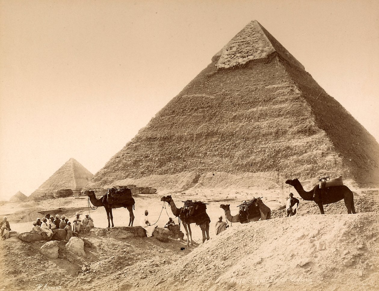 Mænd og kameler foran pyramiden i Chefren af Unknown photographer