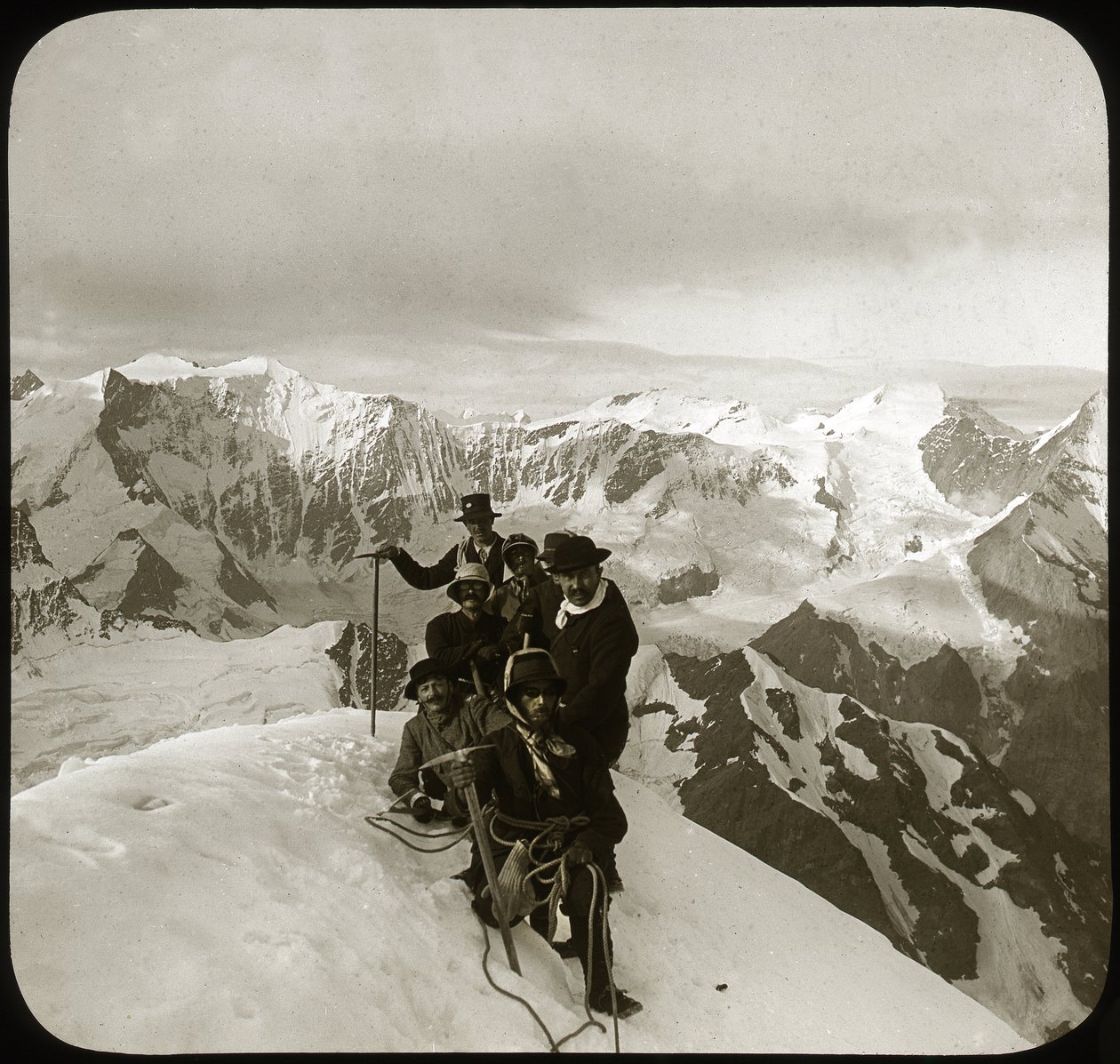 Bjergbestigning i slutningen af det 19. eller begyndelsen af det 20. århundrede: gruppe af bjergbestigere på toppen af Wetterhorn (bogstaveligt talt "Tidens Horn", 3.692 m), toppen af Wetterhorner-massivet, Berner Alperne, kantonen Bern, Schweiz - klatring af Unknown photographer