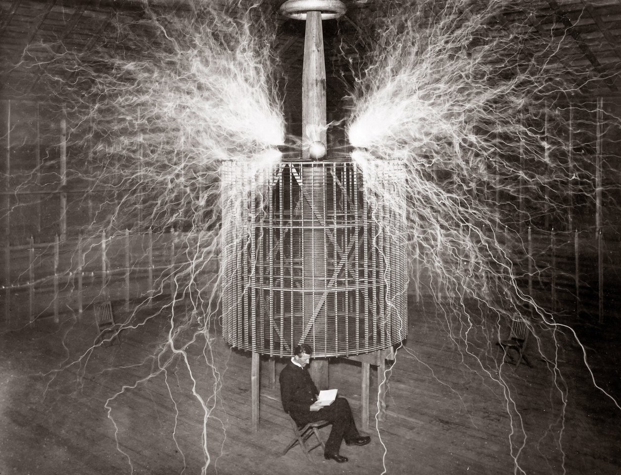 Nikola Tesla sidder i sit Colorado Springs laboratorium med sin "magnifying transmitter" af Unknown photographer