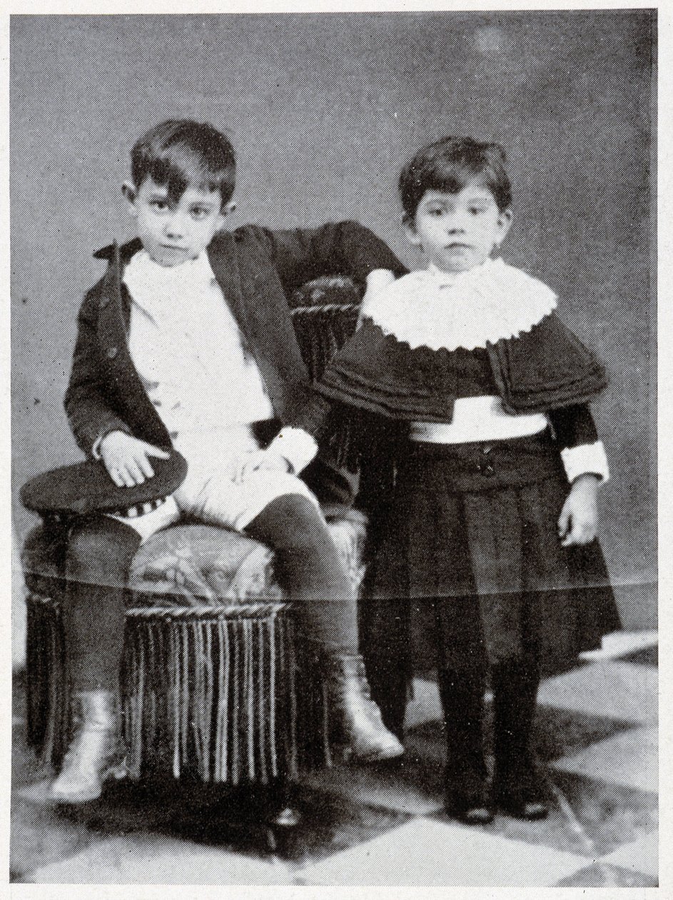Pablo Picasso i en alder af syv og hans søster - i "Picasso, ikonografiske dokumenter"" af Sabartes af Unknown photographer