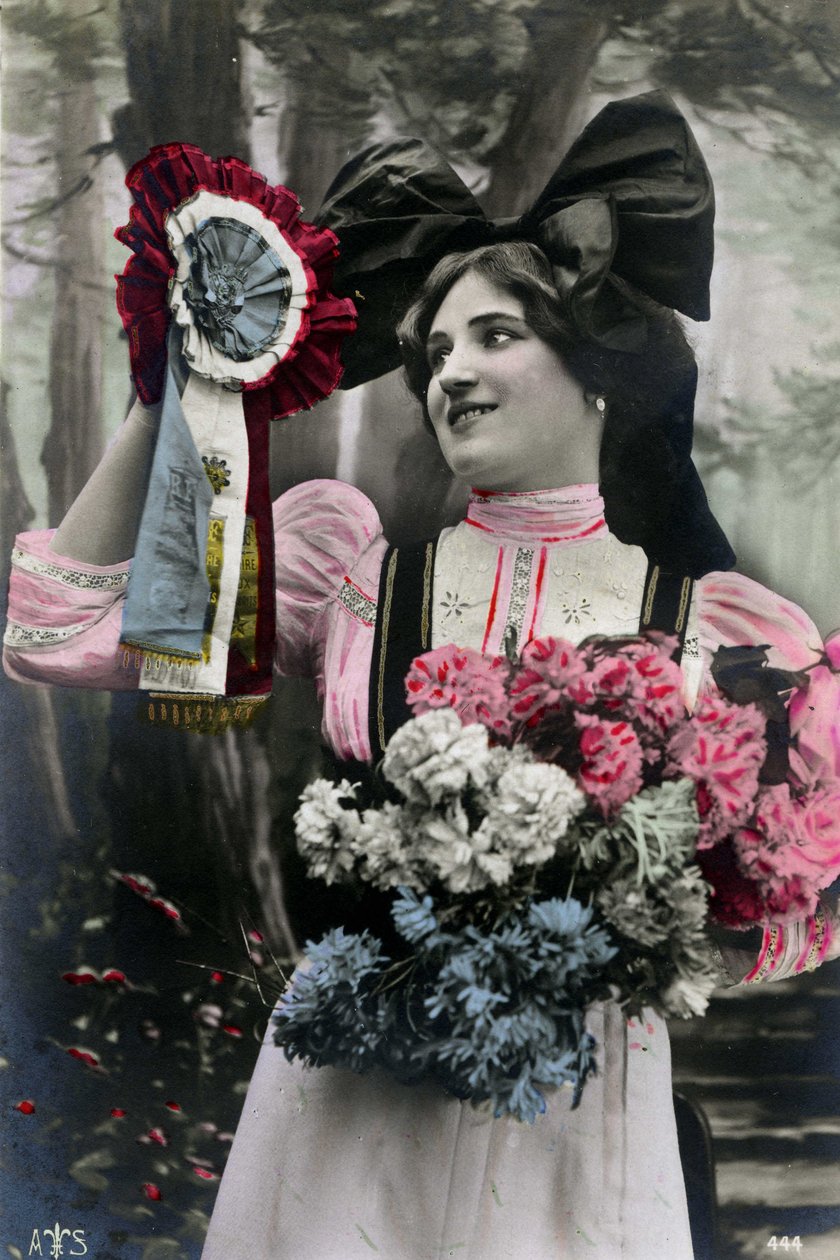 Patriotisk kort fra perioden under Første Verdenskrig: en alsacianer holder en kokarde i Frankrigs farver, allegori på Alsaces ønske om at slutte sig til Frankrig, postkort fra det 20. århundrede. Coll. Jaime Abecasis af Unknown photographer