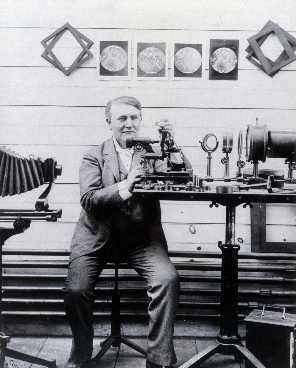 Foto af Thomas-Alva Edison foran sin fonograf. af Unknown photographer
