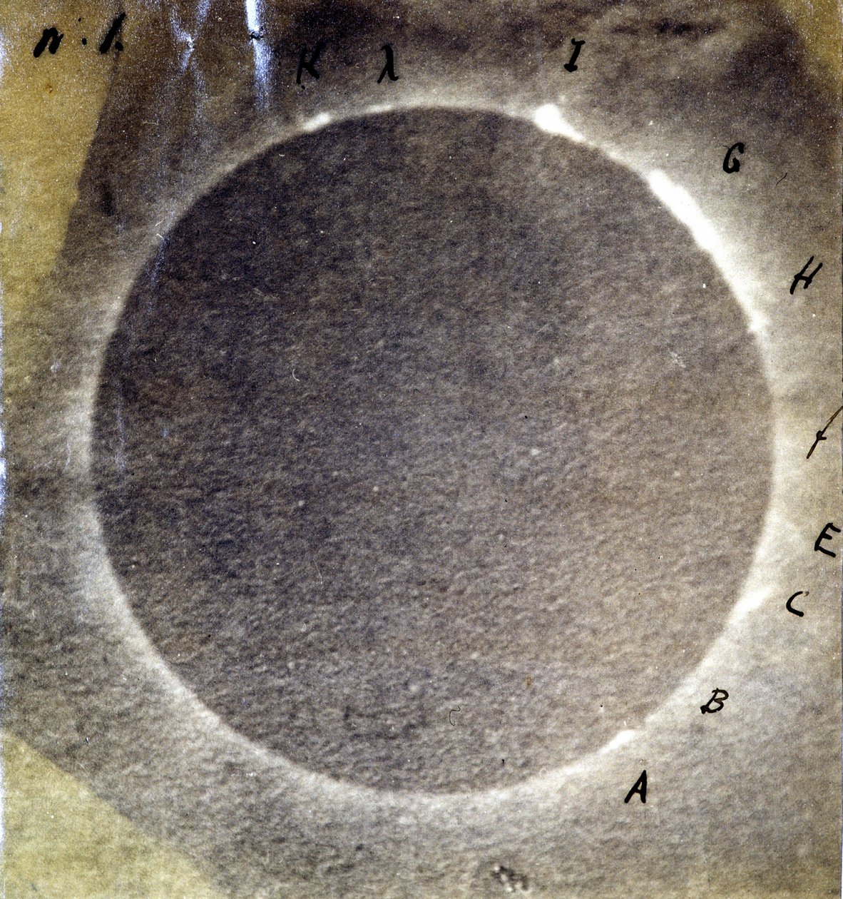 Fotografi af den totale solformørkelse den 18. juli 1860 og undersøgelse af de resulterende lysfremspring af Unknown photographer