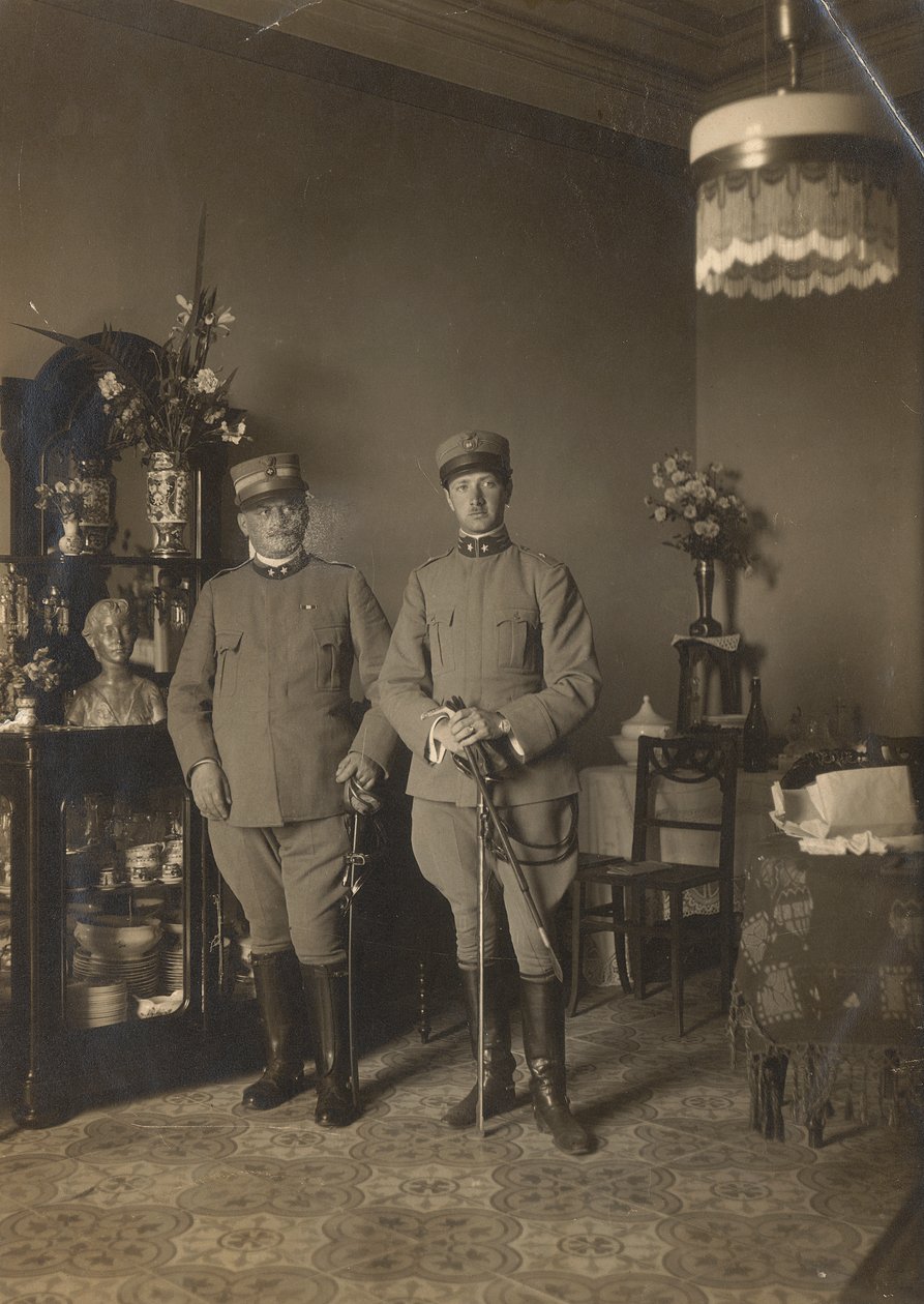 Portræt af Bruno de Pererelli i uniform fotograferet i selskab med en soldat af Unknown photographer