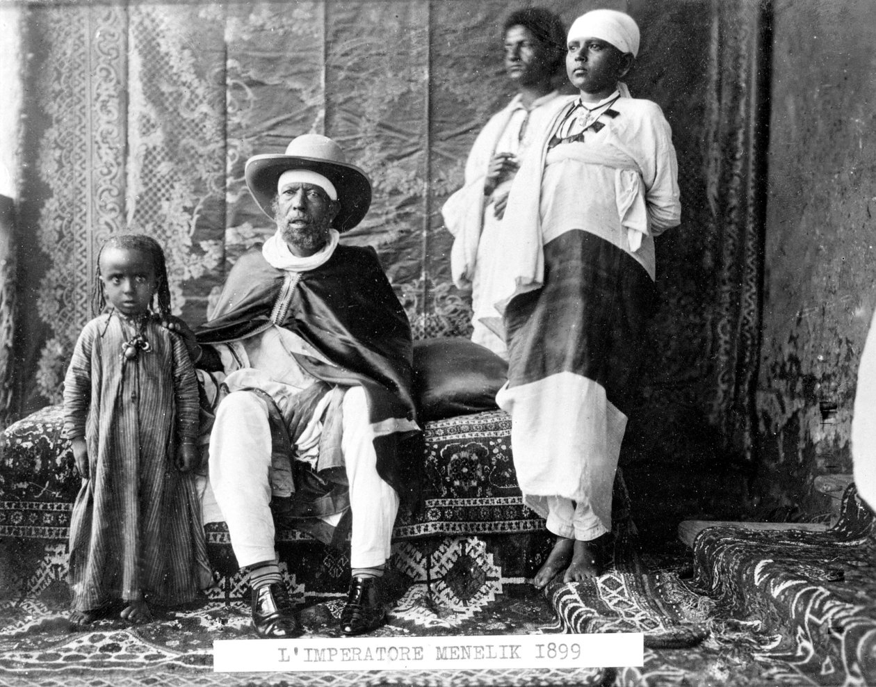 Portræt af kejser Menelik II af Etiopien (1844 - 1913) med sin familie. af Unknown photographer