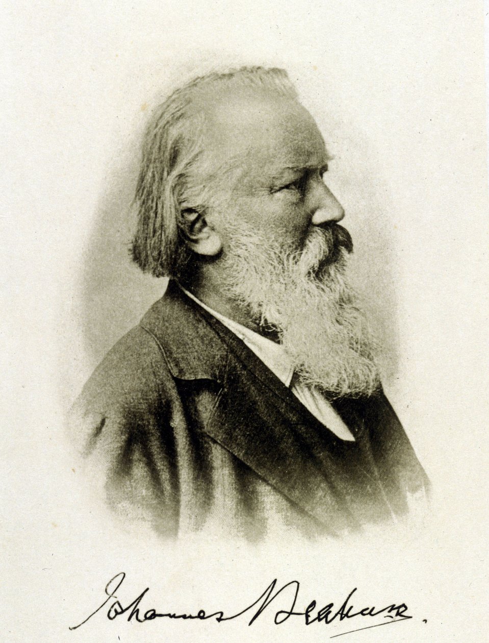 Portræt af Johannes Brahms (1833 - 1897), tysk komponist på et autograffotografi. af Unknown photographer