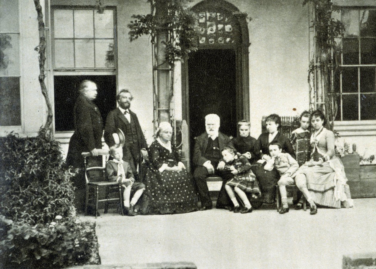 Portræt af Victor Hugo i eksil på Guernsey i 1866 med Juliette Drouet til højre. af Unknown photographer
