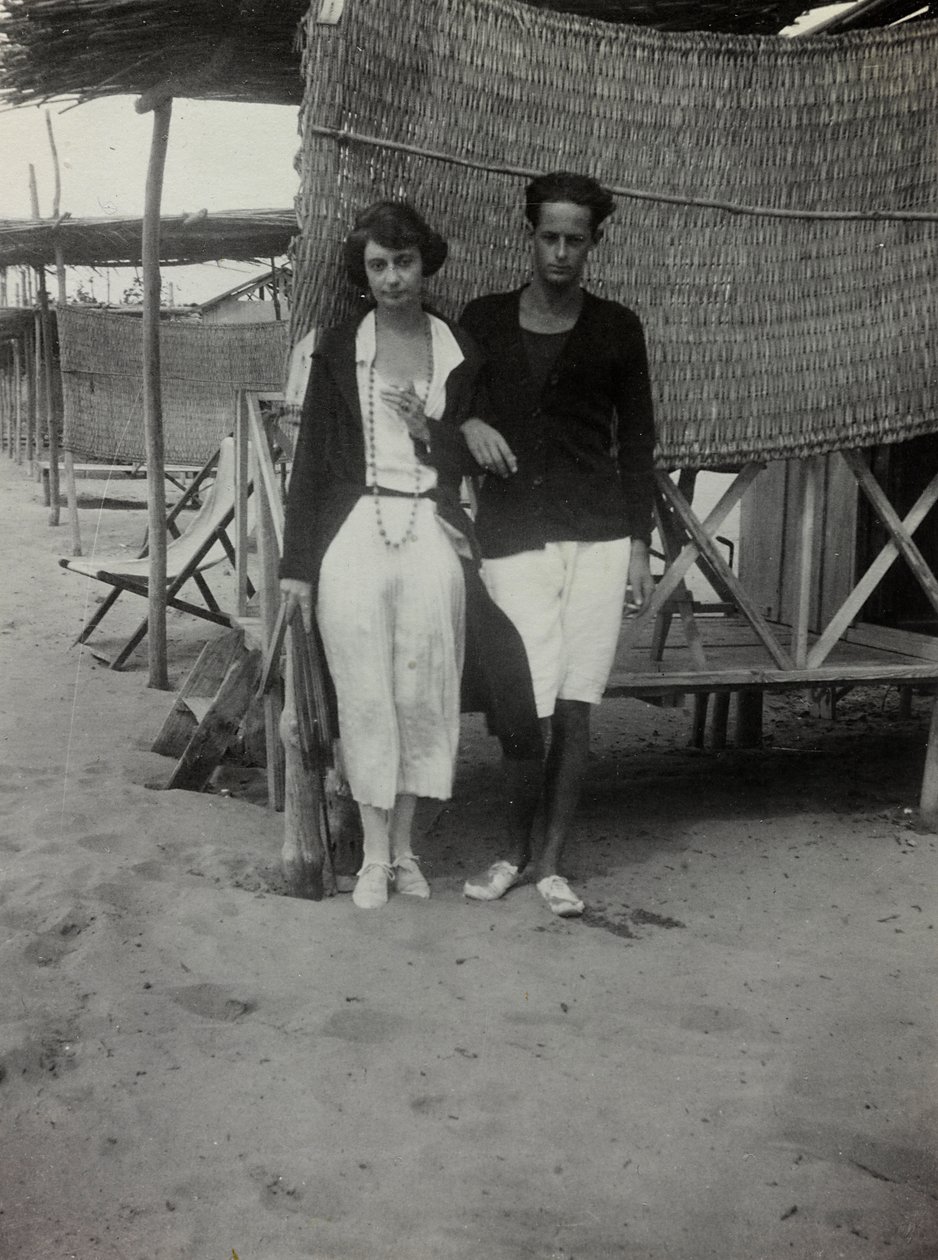 Portræt af et par på stranden, Versilia af Unknown photographer