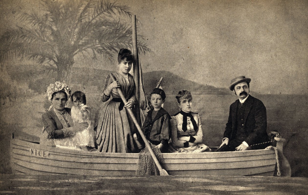 Portræt af en familie med en fotograf, iscenesat i en båd. Fotografi, slutningen af det 19. århundrede, Paris. Saml. Selva. af Unknown photographer