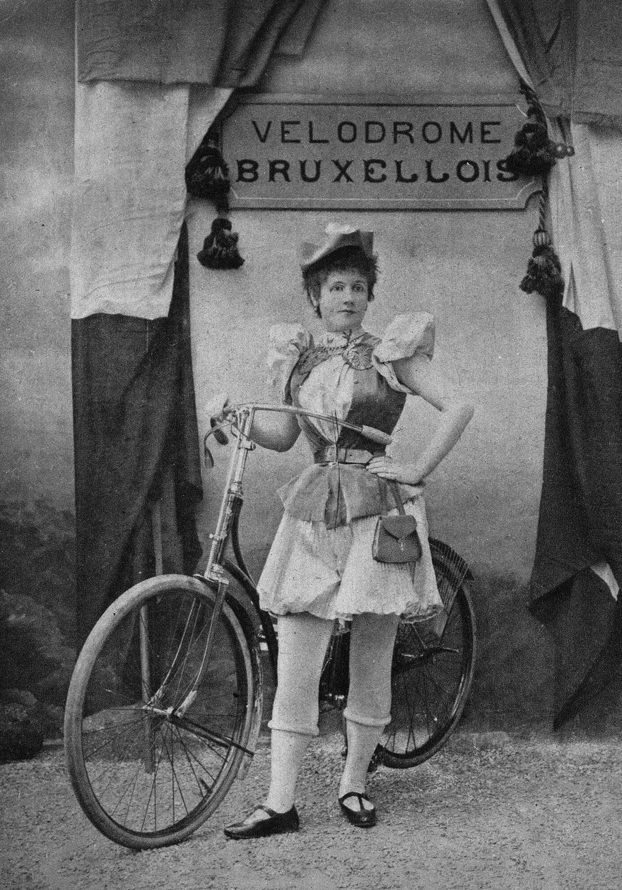 Portræt af en kvindelig cyklist. Fotografi, slutningen af det 19. århundrede, Paris. Saml. Selva. af Unknown photographer