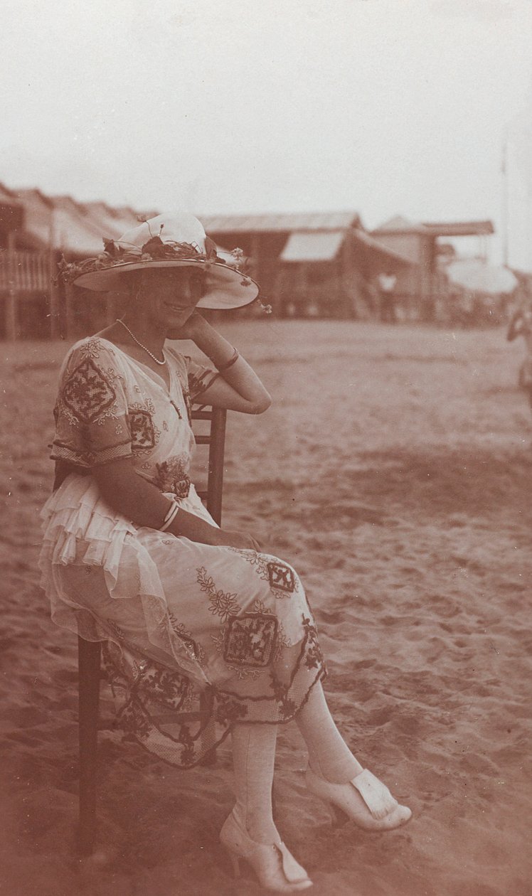 Portræt af en kvinde på stranden i Viareggio af Unknown photographer