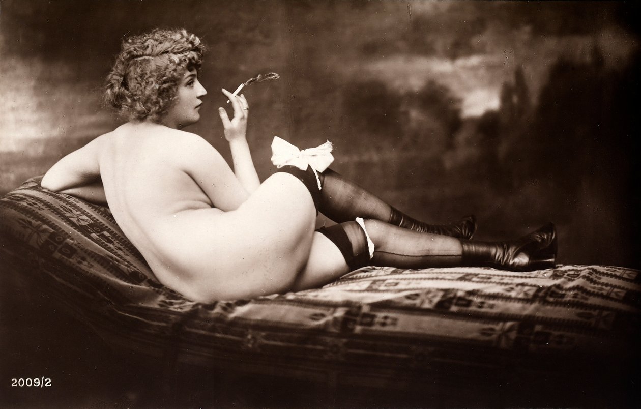 Portræt af en ung kvinde, der poserer nøgen med ryggen til, mens hun ryger en cigaret af Unknown photographer