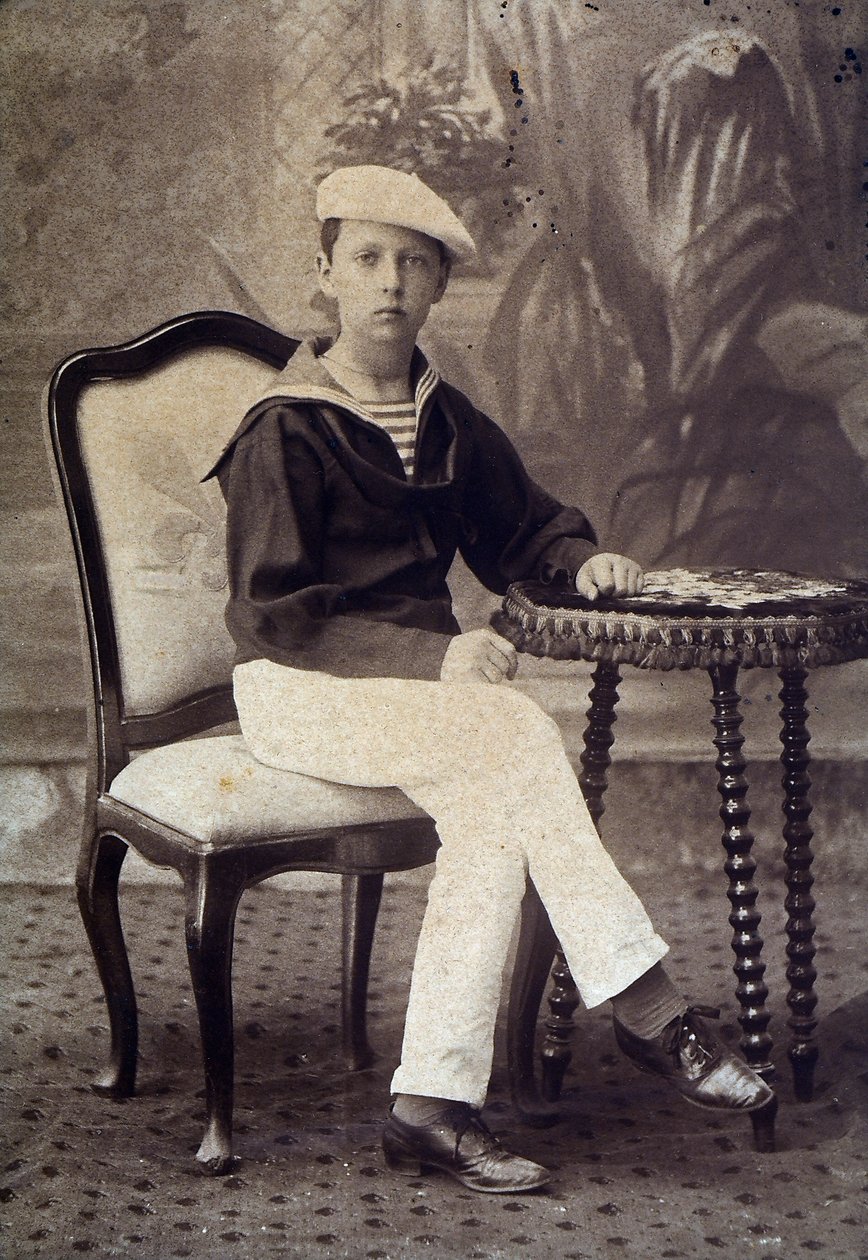 Portræt af prins Carlos af Bourbons søn i sømandsdragt af Unknown photographer