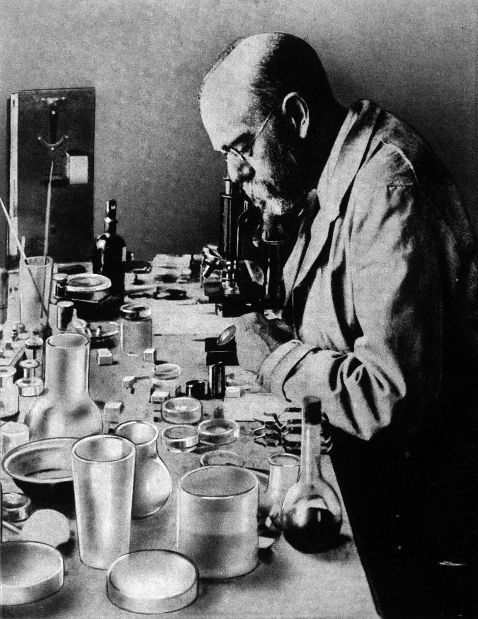 Portræt af den tyske læge Robert Koch (1843-1910) i hans laboratorium. af Unknown photographer