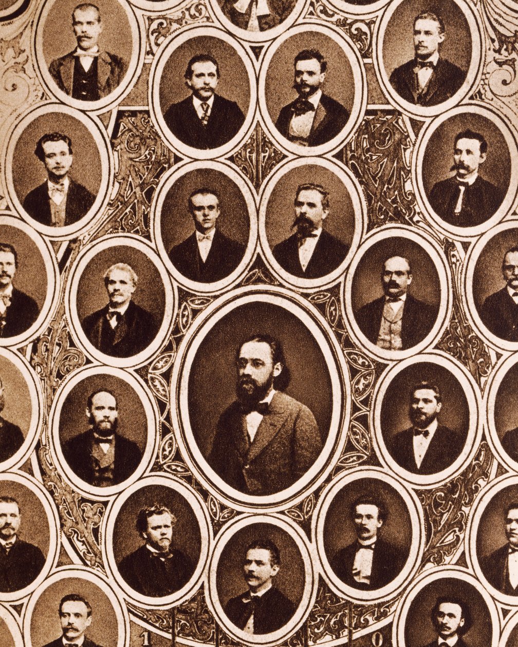 Portrætter af medlemmer af Prags provisoriske teaterorkester, med Antonin Dvorak og Bedrich Smetana af Unknown photographer