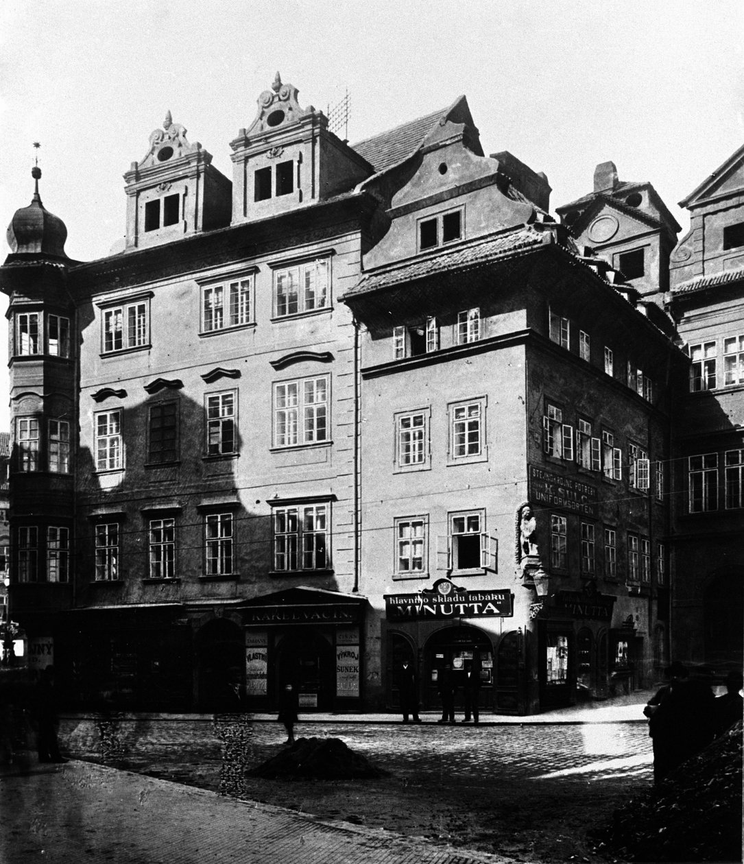 Prag, huset Minutta, hvor forfatteren Franz Kafka boede mellem 1889 og 1896. af Unknown photographer