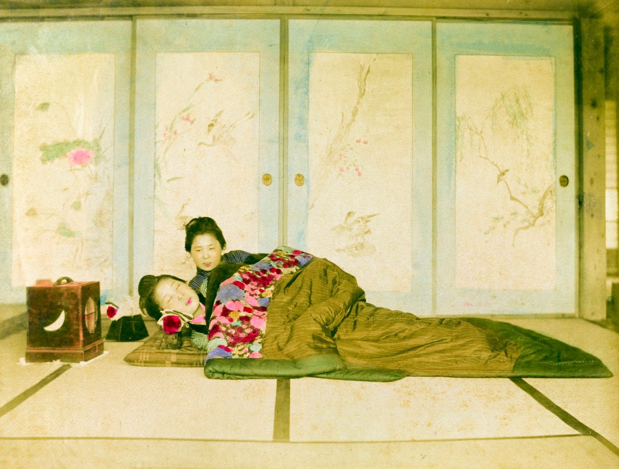 Liggende på en futon. To japanske kvinder ligger på en traditionel futon, der er placeret på gulvet. Japan, omkring 1910. Japan, Østasien, Asien. ©Cultural Heritage Images/UIG/Leemage af Unknown photographer