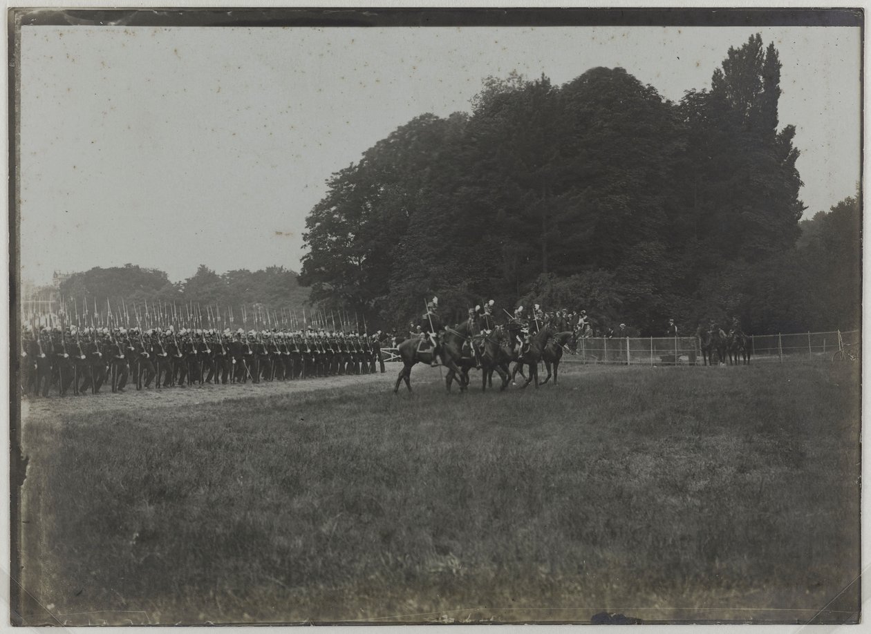 Revy den 14. juli, parade på Saint-Cyr-skolen, Paris, ca. 1900 (s/h-foto) af Unknown photographer