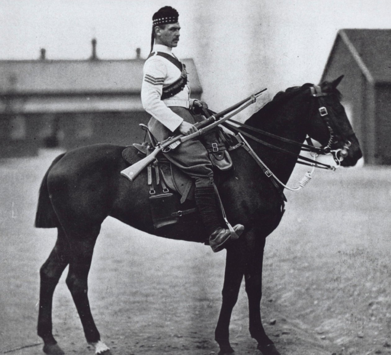Sergent for 92. Gordon Highlanders, udstyret som en bereden infanterist af Unknown photographer